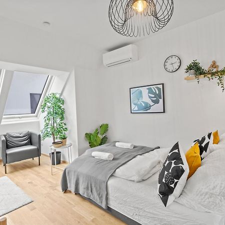 1 Min To Public Transport - 3 Min To Supermarket And Pharmacy - On-Site Parking For 19,90 Eur Wien Eksteriør bilde